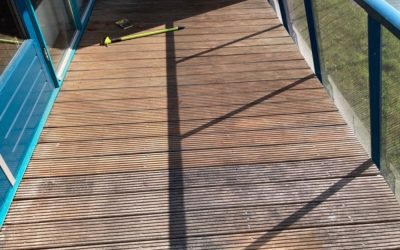 Waarom je houten vlonder regelmatig schoonmaken belangrijk is